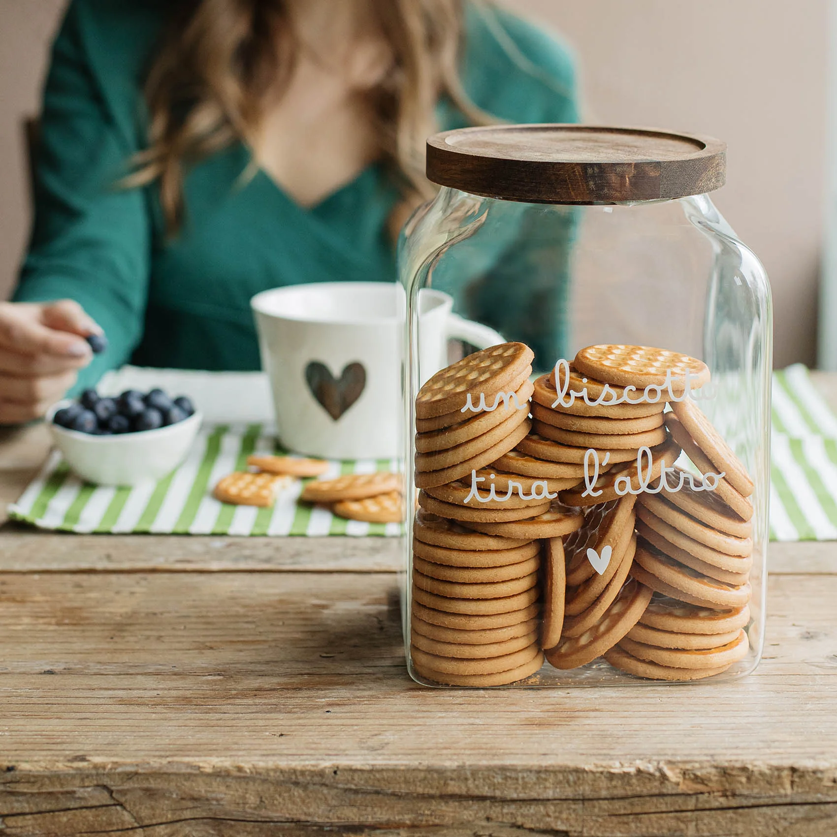 Biscottiera in Vetro con tappo in legno "Un biscotto tira l'altro" Simple Day - immagine 2
